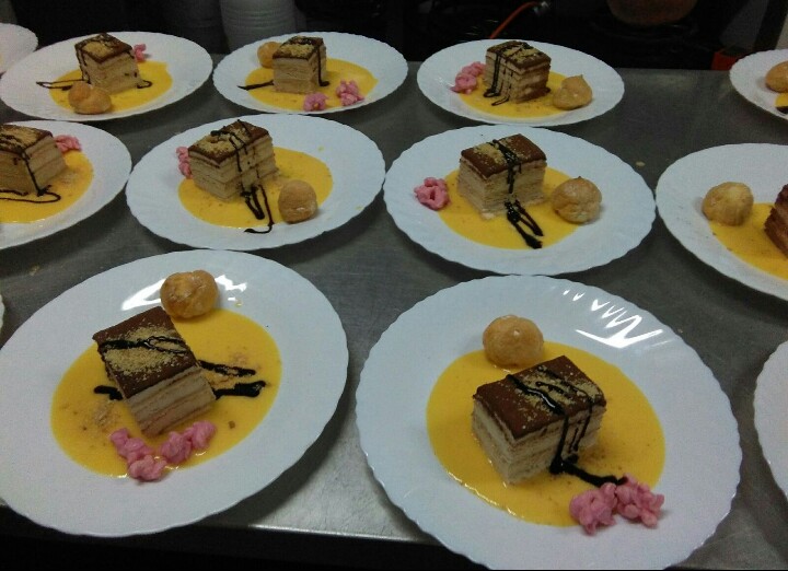 Restaurante- Buffet El Cruce — Comida y bebida