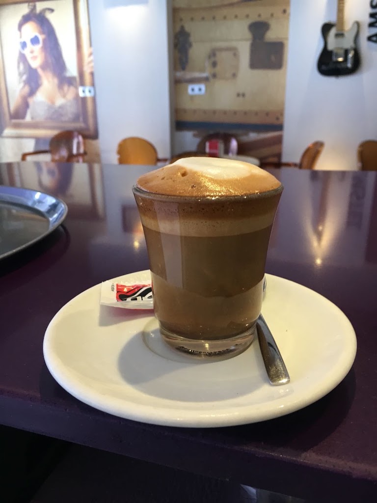 Hemerot Pub Ovalo — Comida y bebida
