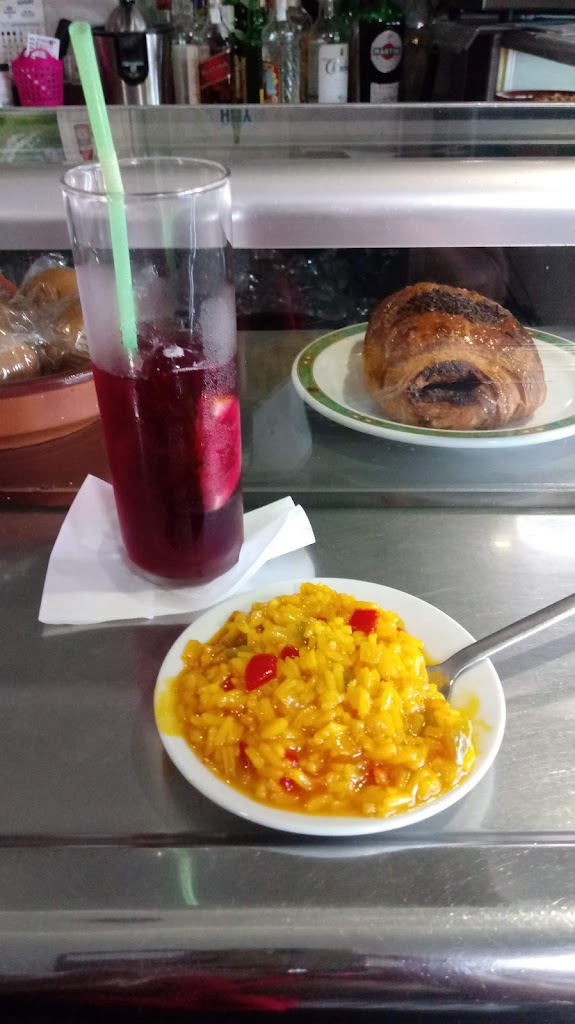 Cafeteria Las Dos L — Comida y bebida