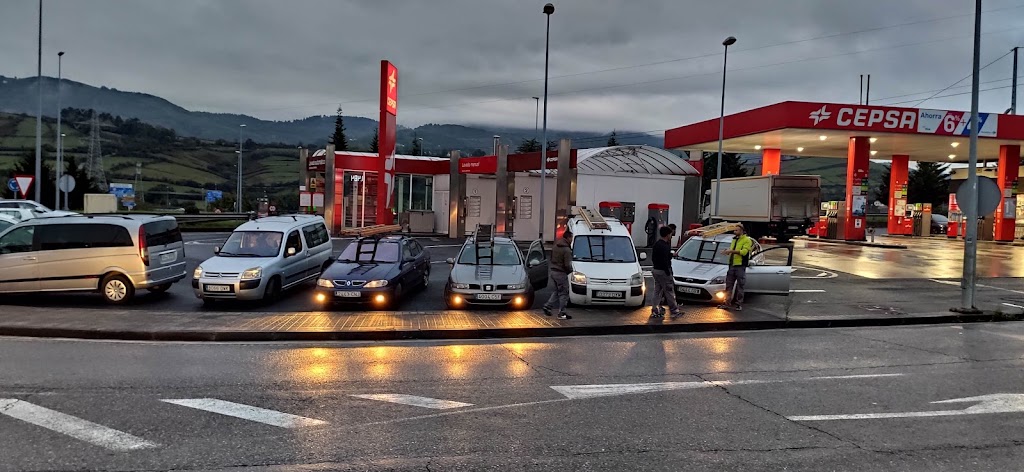 Estacion de Servicio Repsol — Surtidor de combustible