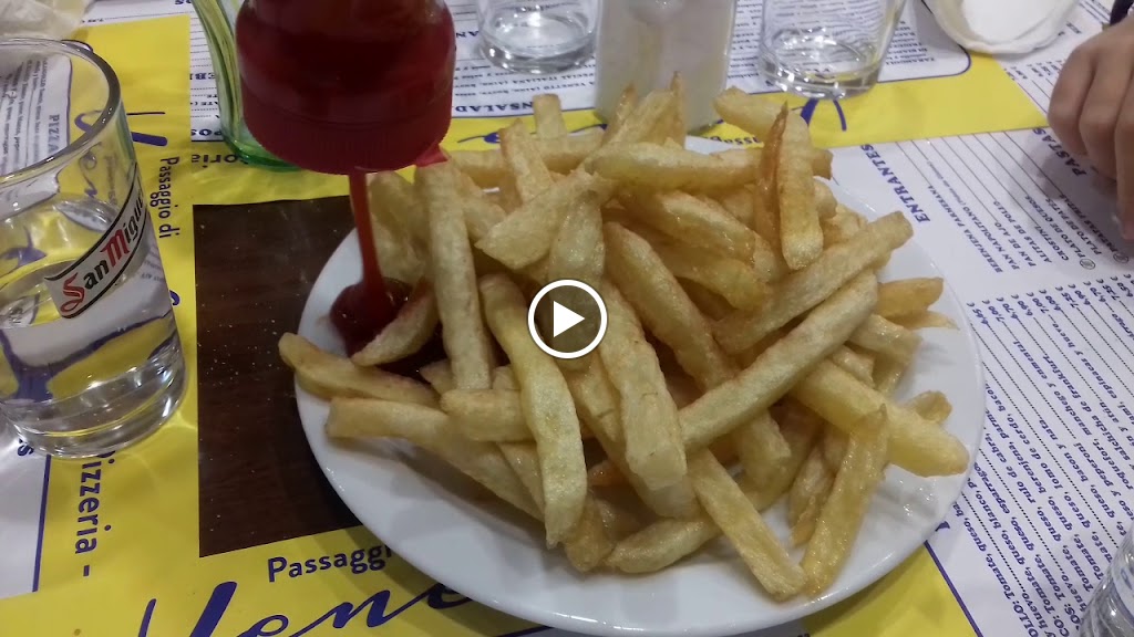 Passaggio di Venetto pizzeria — Videos