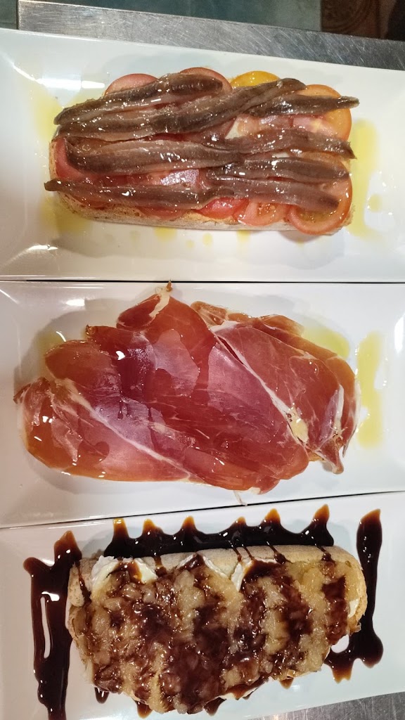 EL CINE CAFE & BAR — Comida y bebida