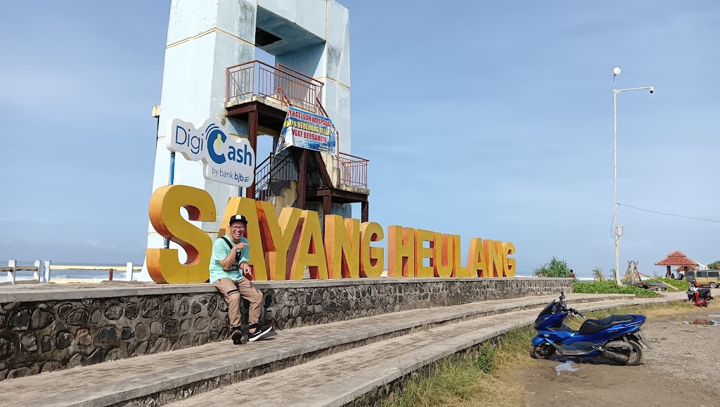 Pantai Sayang Heulang