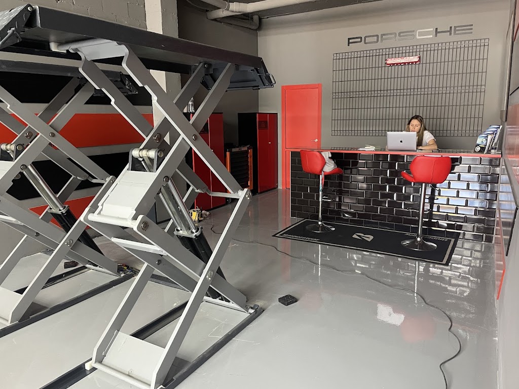 Autocenter — Interior