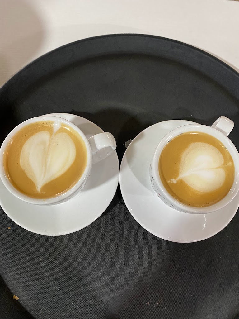 Emalu Coffee New Experience — Comida y bebida