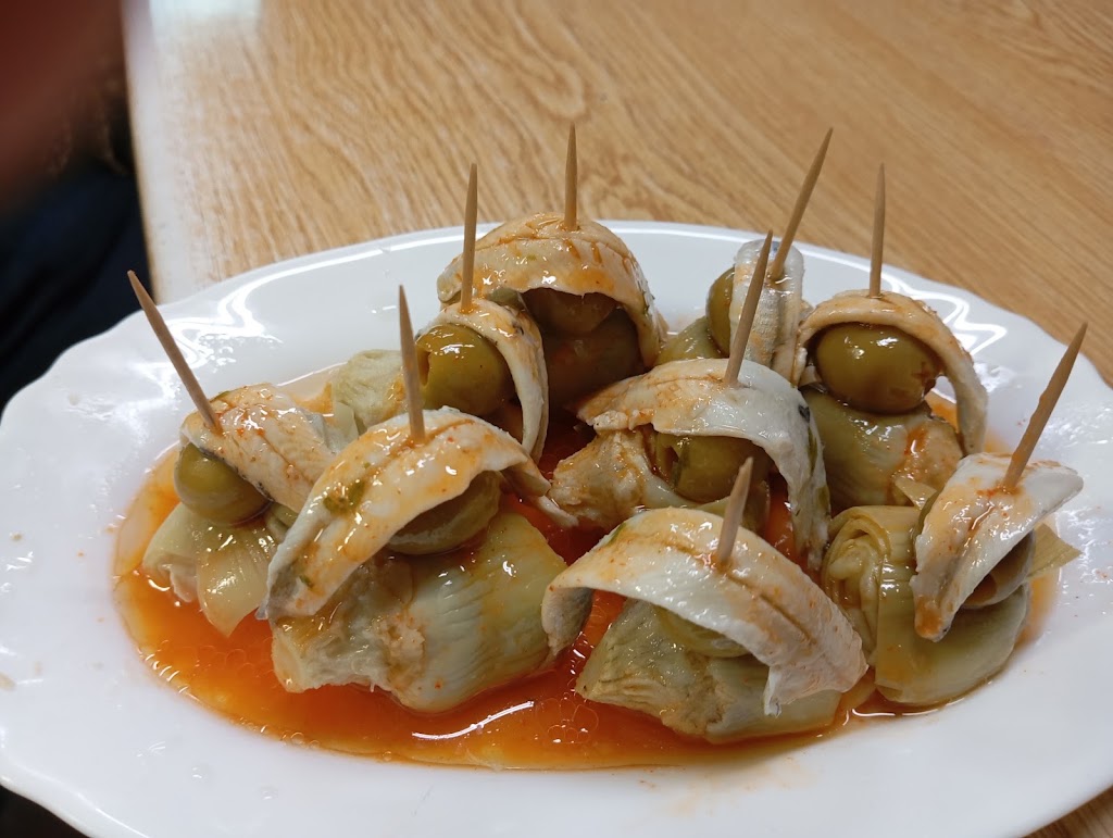 Bodega El Buitre — Comida y bebida