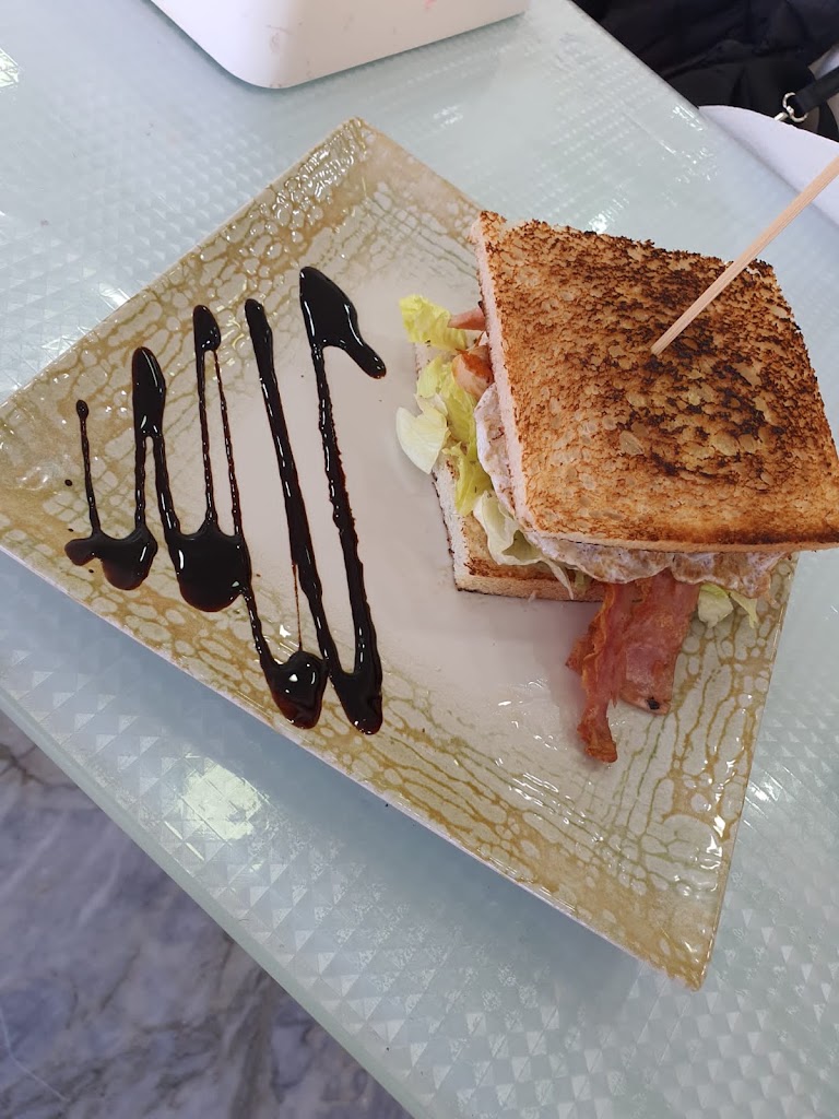 Bell'Italia Pizzeria Hamburgeseria — Comida y bebida