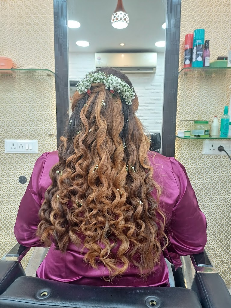 Look Me Unisex Beauty Salon Make Up Studio And Academy