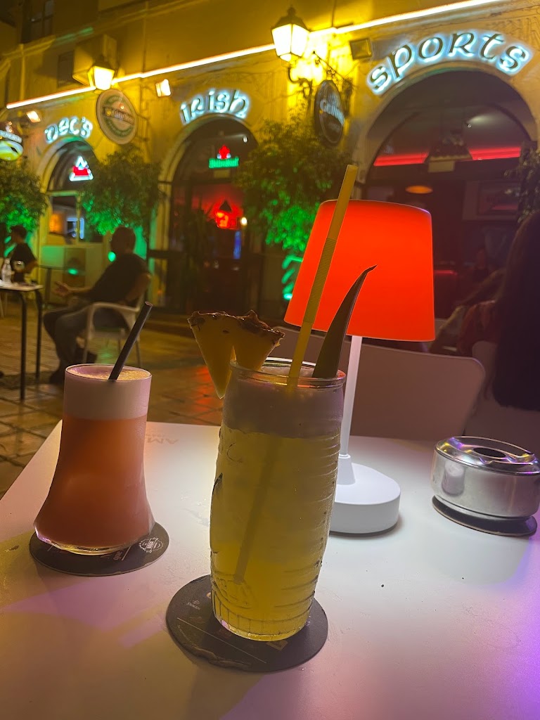 Dec's Irish Sports Pub — Comida y bebida