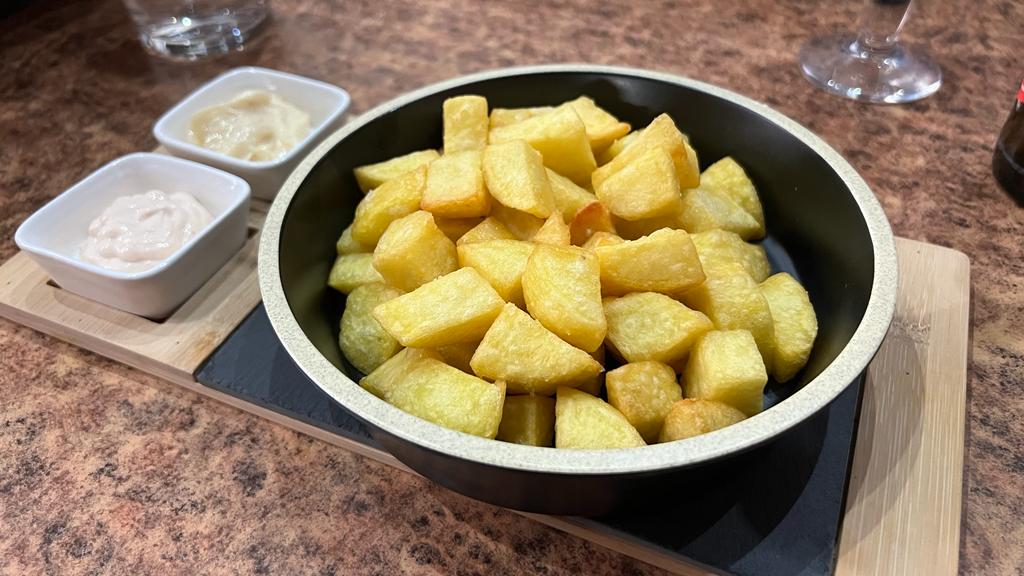 Molletveer Vermut & Tapas — Patatas bravas