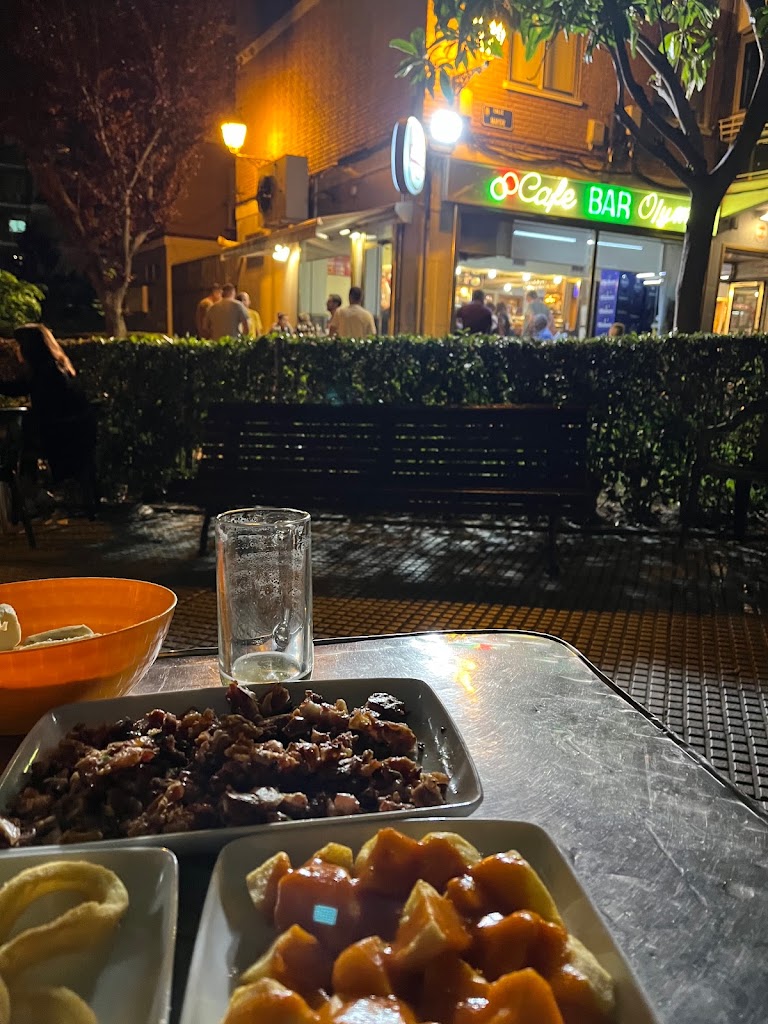 Cafeteria Bar Olympic — Comida y bebida