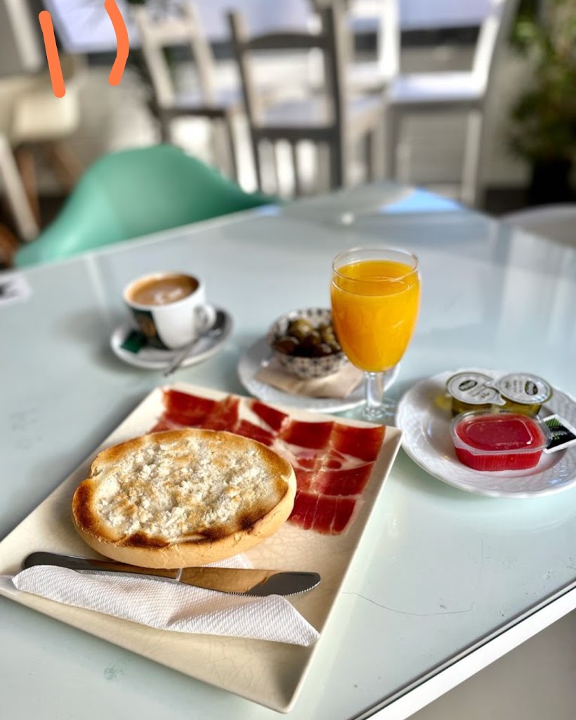 Cafeteria Bohemios Plaza — Comida y bebida