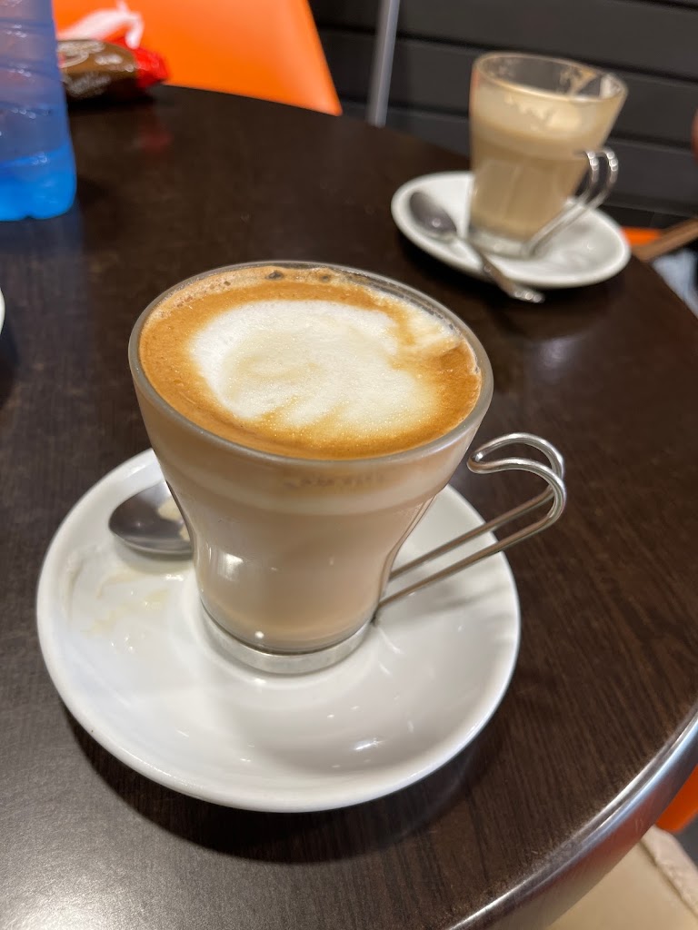 Cafe Bar Fragoso — Comida y bebida