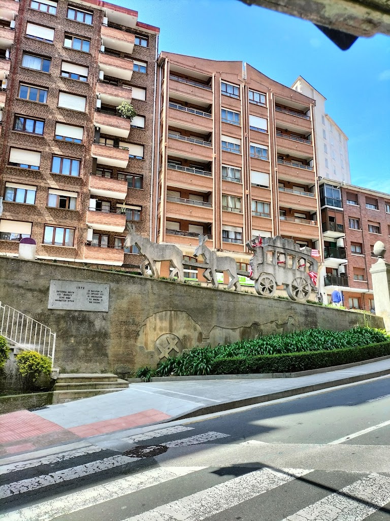 Monumento a Bidebieta-Dos Caminos ("Los Burros")