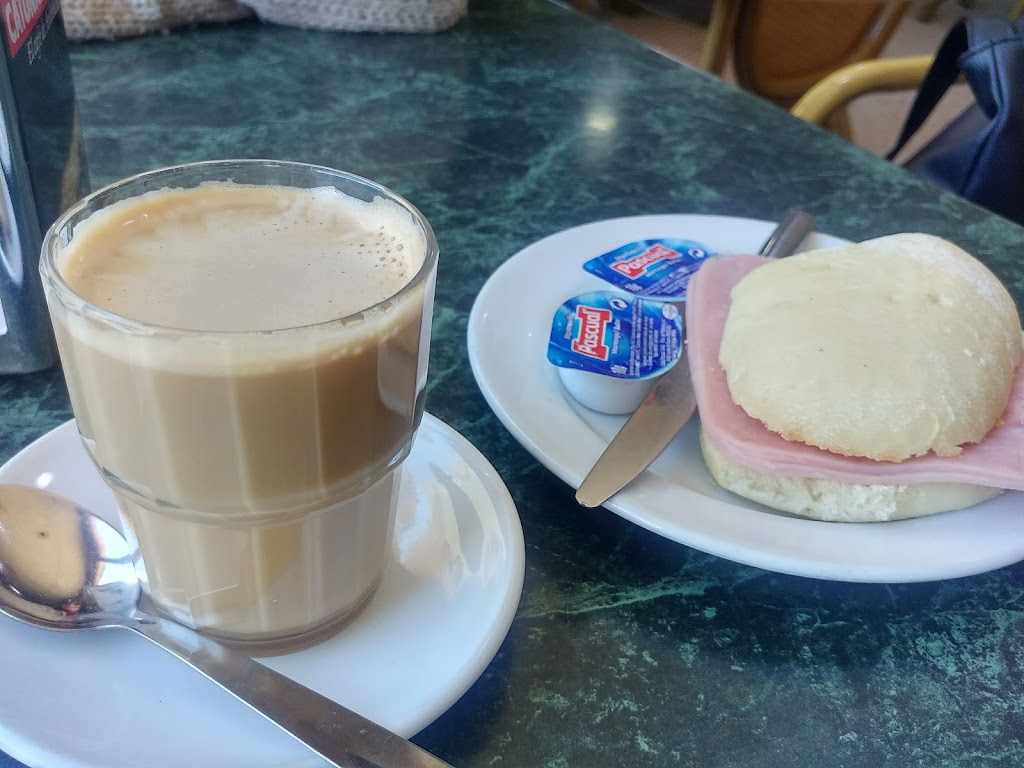 Bar Cafeteria La orquidea — Comida y bebida