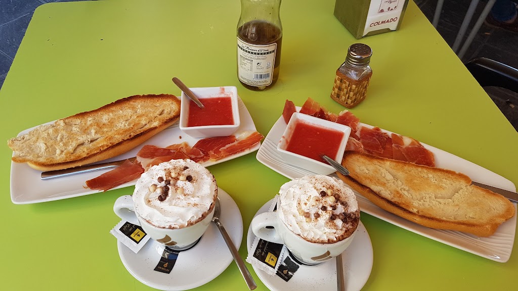 Cafe Suizo — Comida y bebida