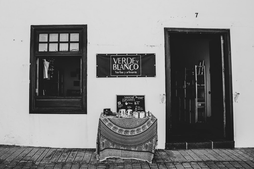 Verde y Blanco - hierbas y artesania
