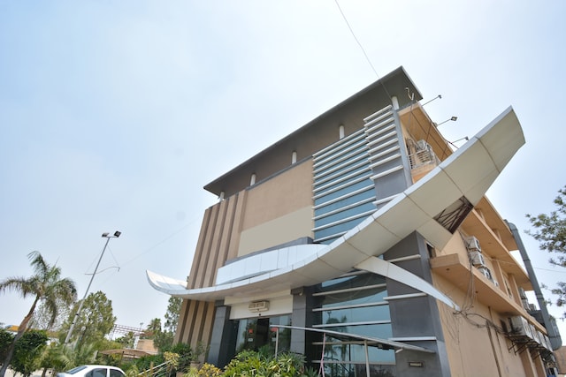 Oyo 41932 Hotel Gill Regency