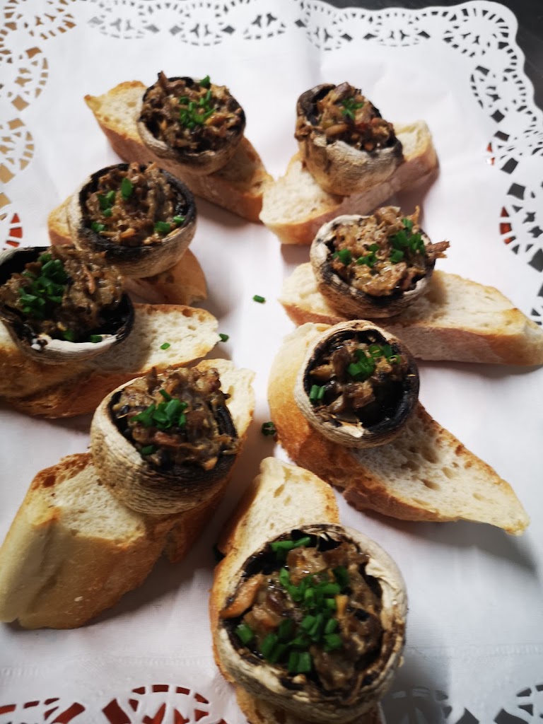 Taperia El Patio — Comida y bebida