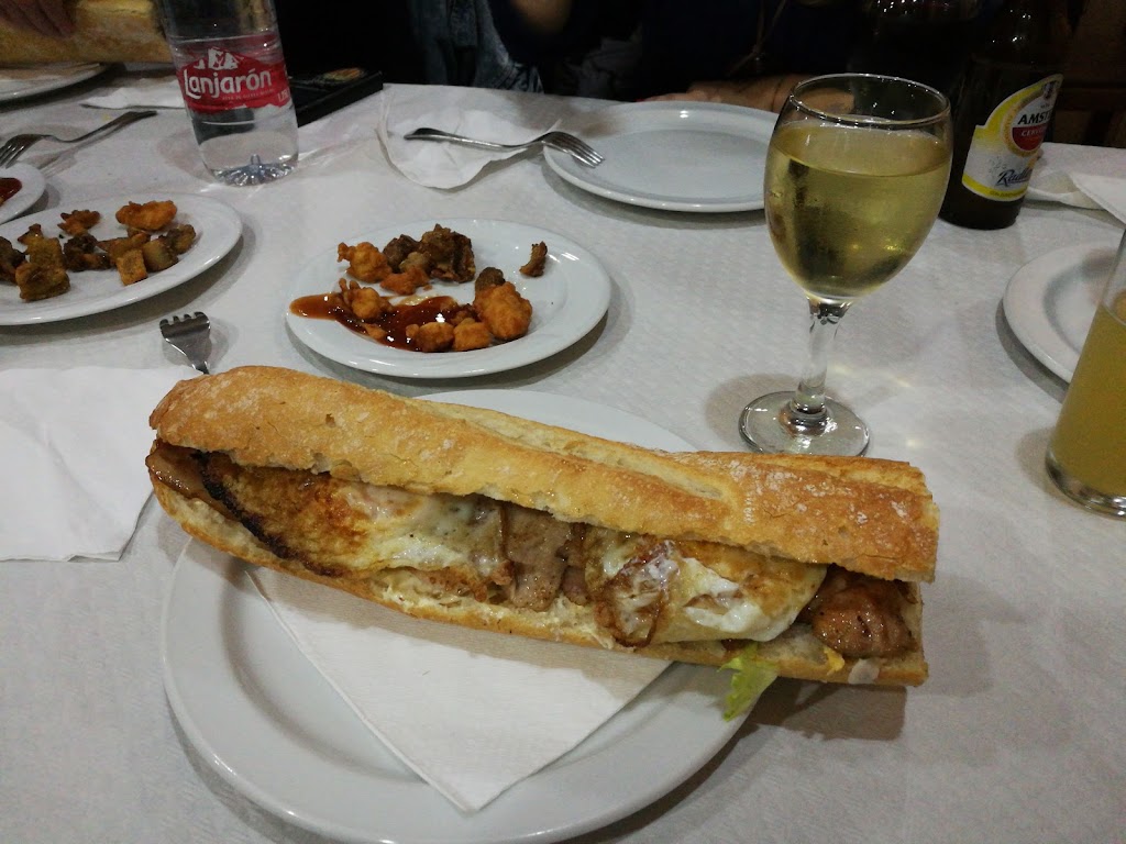 Bar Oeste 3 — Comida y bebida