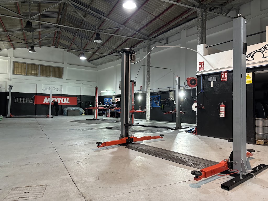 Lopez Mena Automocion — Interior