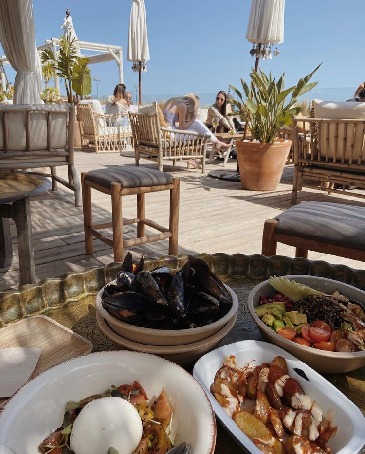 The Beach House Rooftop Terrace — Comida y bebida