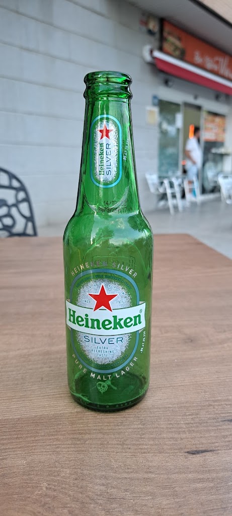 Bar Cafeteria Wu — Comida y bebida