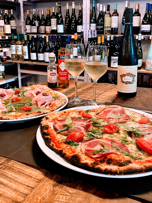 Casa Marc Pizza — Comida y bebida
