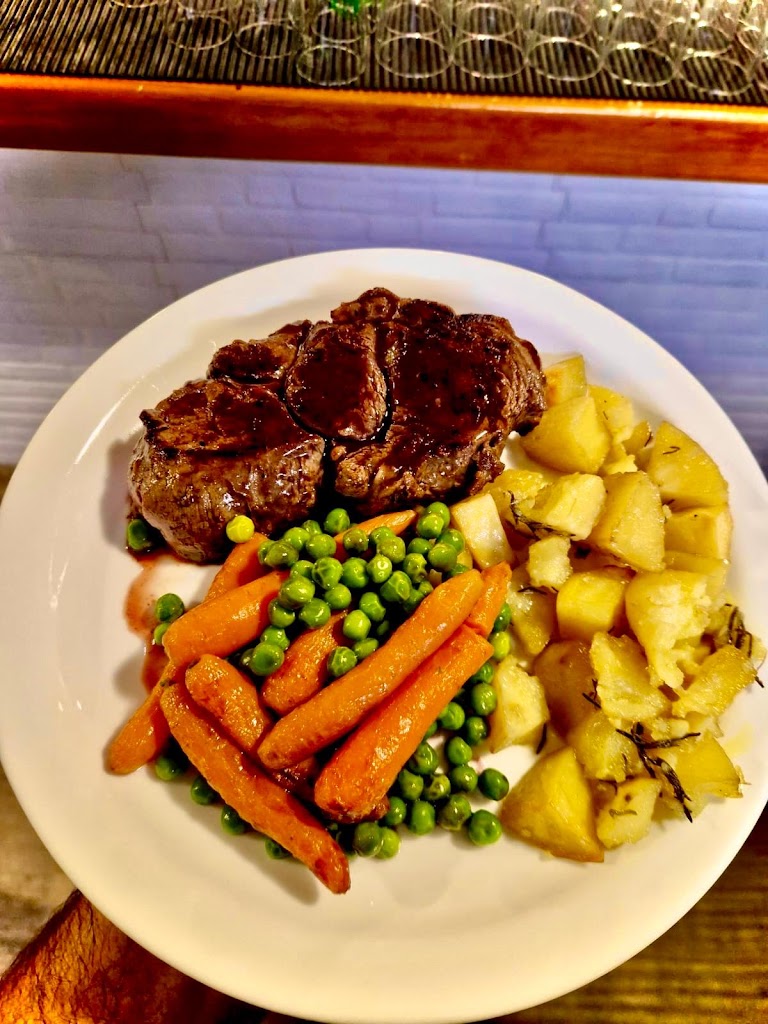 Teguisol Pool Bar & Restaurant — Comida y bebida