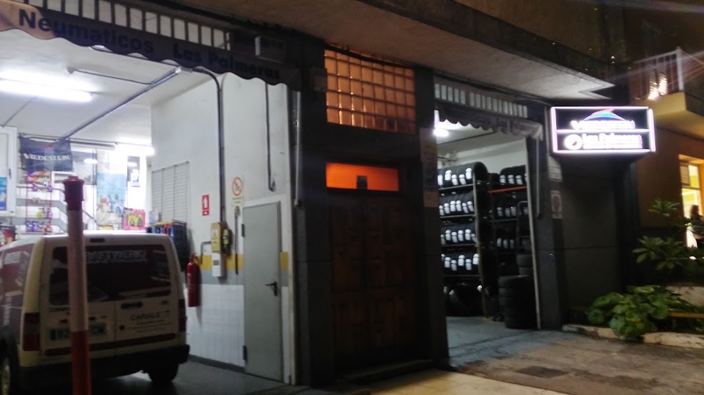 Neumaticos Las Palmeras. — Exterior