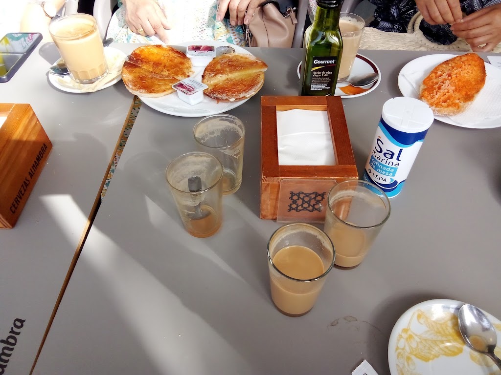 Cafeteria Motril / Simba Bolas — Comida y bebida
