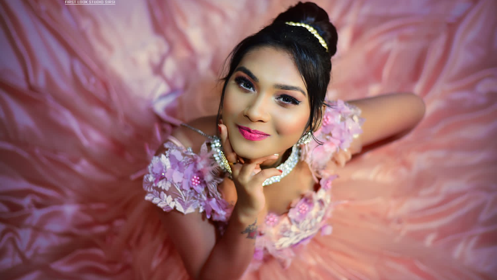 Glamorous Unisex Salon Makeup Studio