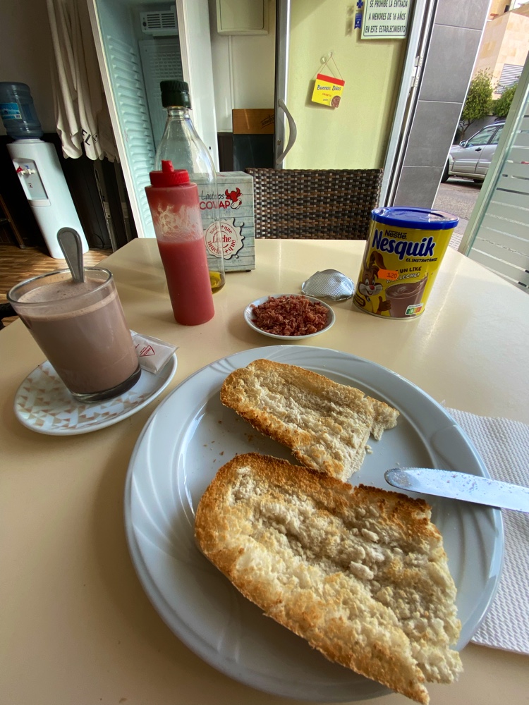 CAFE BAR JUPE — Comida y bebida