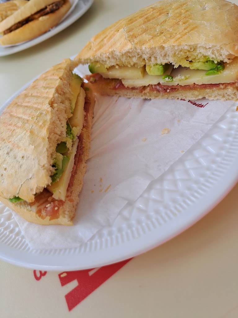 cafeteria hogar del jubilado — Comida y bebida