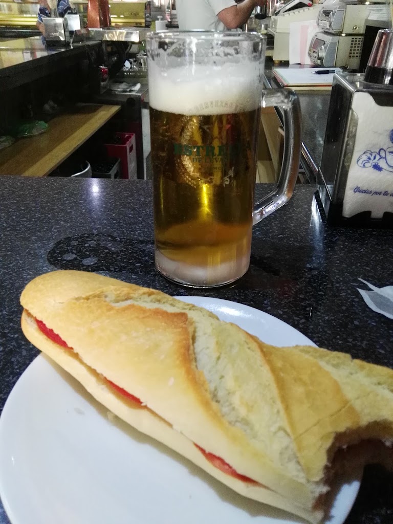 Cafe-Bar La Perdiz — Comida y bebida