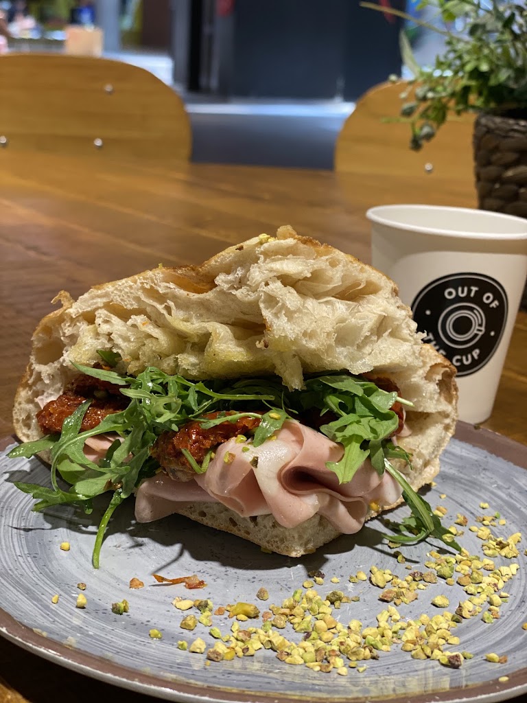 Out Of The Cup — Comida y bebida
