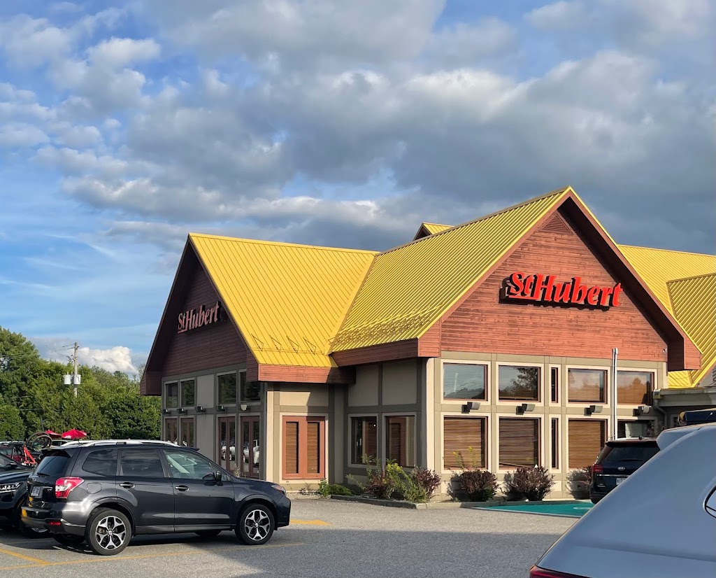 Restaurant et bar St-Hubert in Magog