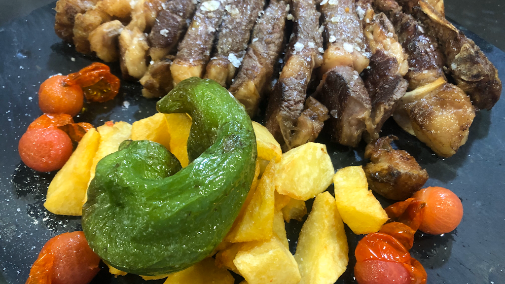 Lounge Bar La Plaza Restaurant — Comida y bebida