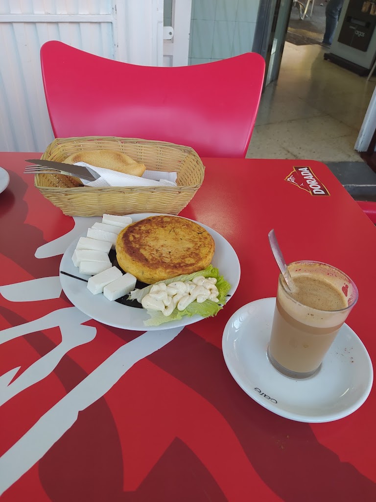 Bar Cafeteria Desnivel — Comida y bebida