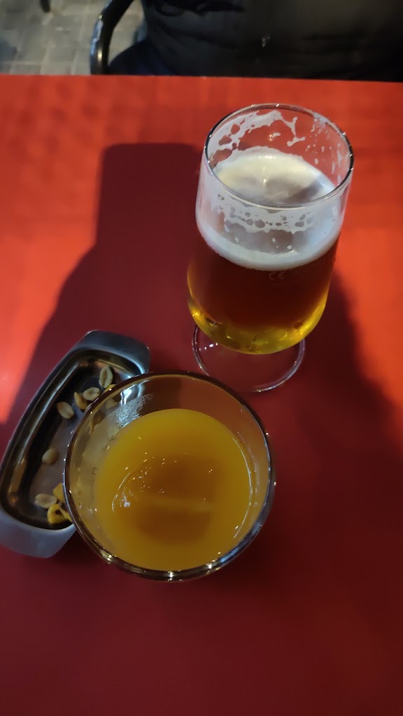 Munich Cafe Bar — Comida y bebida