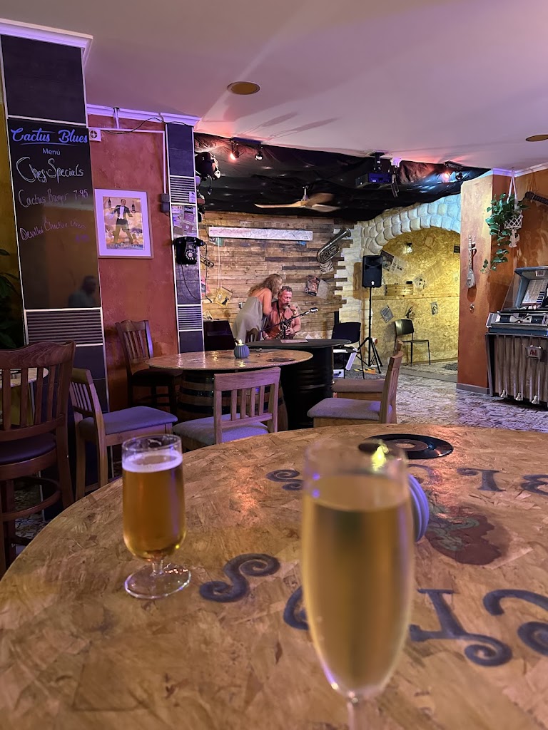 Cactus Blues Lounge Bar — Comida y bebida