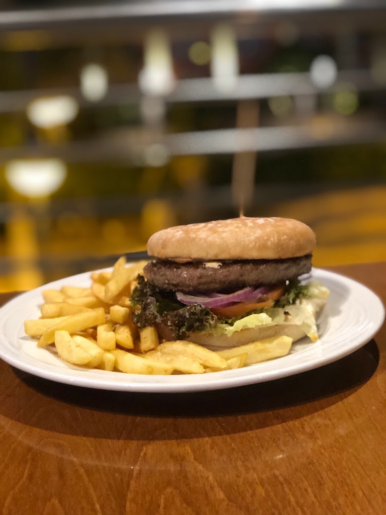 N-44 Restaurant & Bar — Comida y bebida