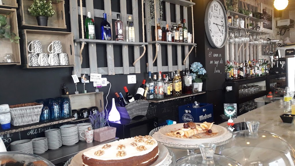 Moon lounge&burgers — Comida y bebida