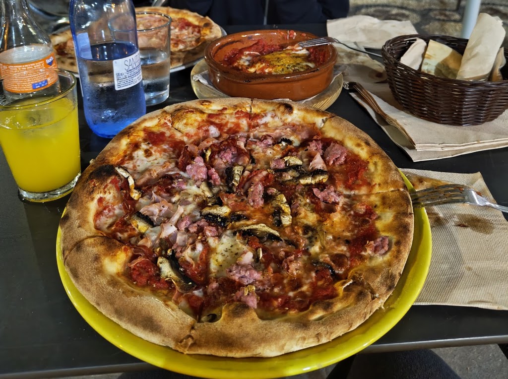 Pizzeria Italiana La Famuzza — Comida y bebida