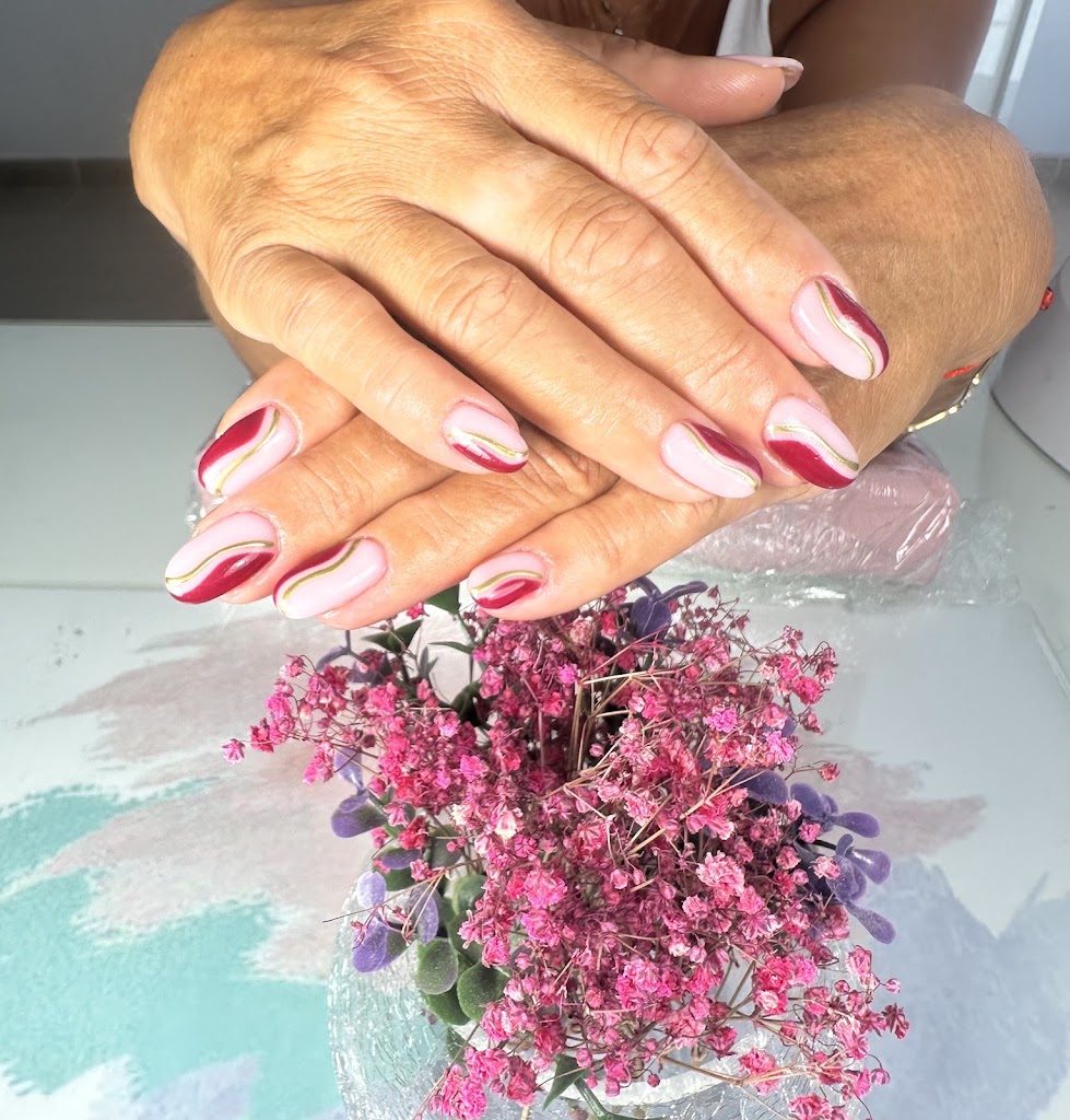 La Esmalteria centro de belleza. — Manicura