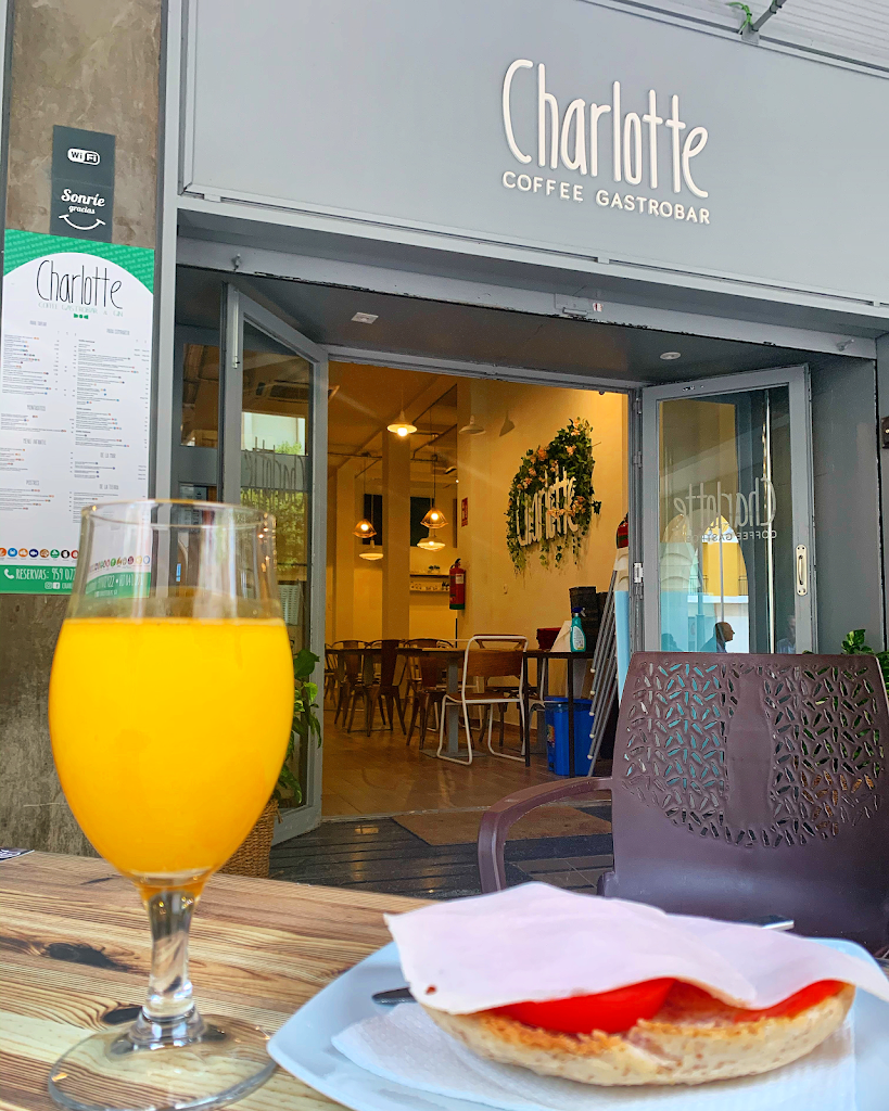 Charlotte Coffee Restaurante Gastrobar — Comida y bebida