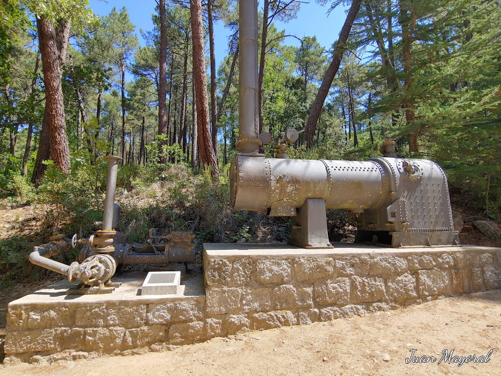 Monumento dedicado a "1883 vieja maquina impulsora de aguas". Ciudad Ducal.