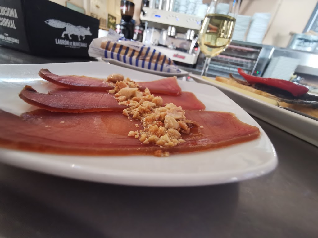 Bar Casa Pedro Hernandez Santolalla — Comida y bebida