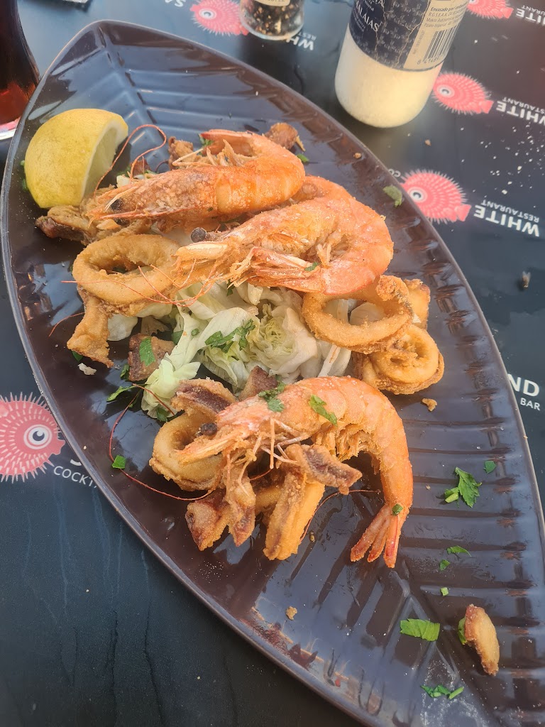 White Sand Restaurant and Lounge Bar — Comida y bebida