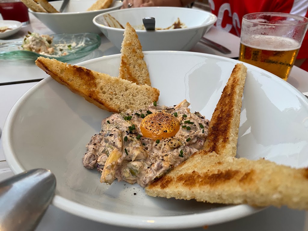 El Taller Bar — Comida y bebida